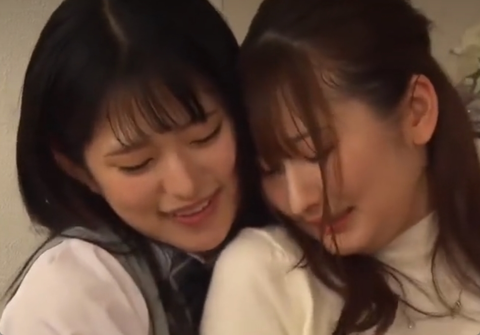 こたつの中でクリトリスを擦られて潮吹きしちゃう美女ｗ