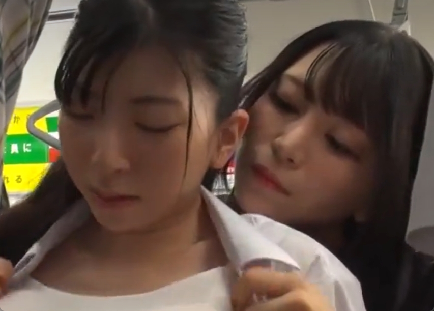 電車の中でレズ痴漢される女の子！大胆にペニバンで突かれるｗ