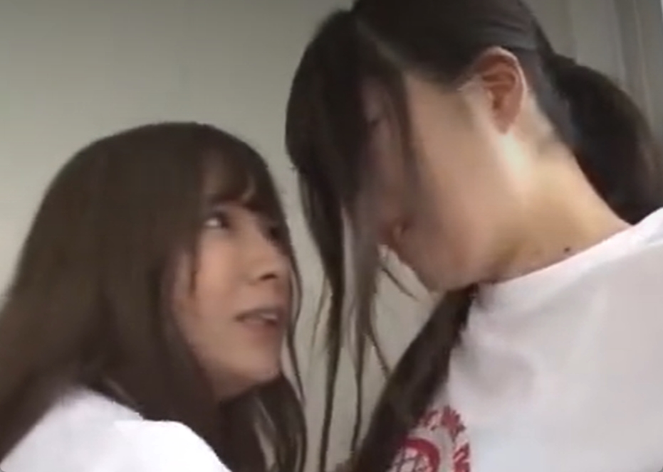 憧れの美人部長をレズテクを駆使しておとす！手マンでイキまくりｗ