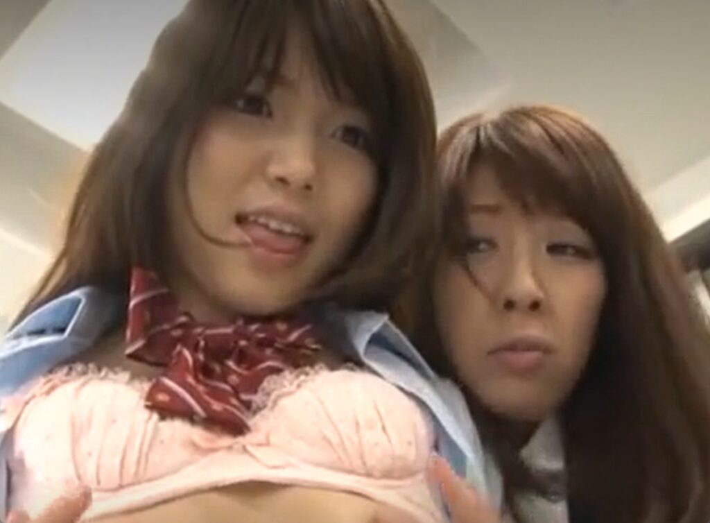 生徒の時間を停止してレズる熟女教師！知らない間にペニバン突きｗ