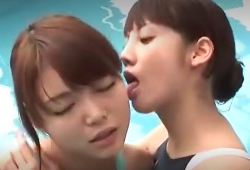 篠めぐみとみづなれいがプールでレズエッチ！なんというエロさｗ